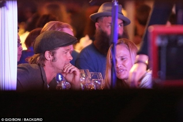 Brad Pitt lộ ảnh cười đùa cùng bạn gái tin đồn giữa sự kiện, ra về cùng nhau lúc tối muộn - Ảnh 6. Brad Pitt lộ ảnh cười đùa cùng bạn gái tin đồn giữa sự kiện, ra về cùng nhau lúc tối muộn - Ảnh 6.