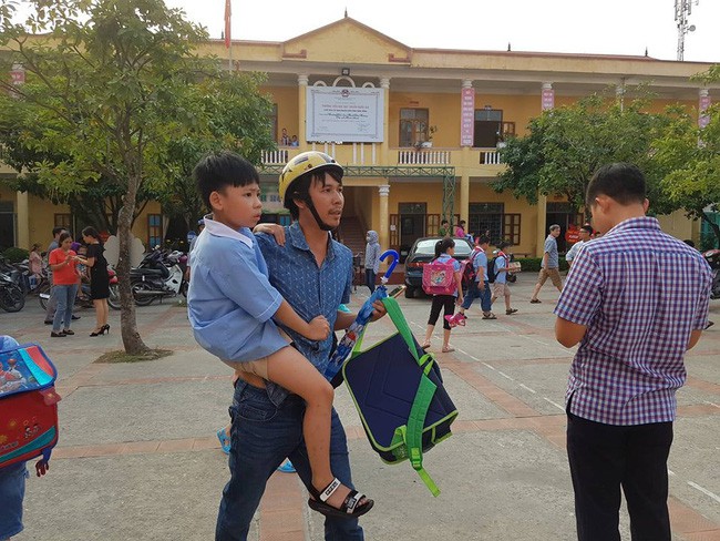 Vụ hàng trăm học sinh ở Ninh Bình nghi ngộ độc: Ruốc gà có mùi kinh lắm con không ăn - Ảnh 6.