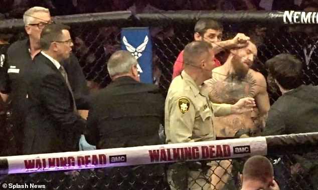 Đánh lén McGregor, thành viên trong đội của Độc cô cầu bại Khabib phải trả giá đắt - Ảnh 2.