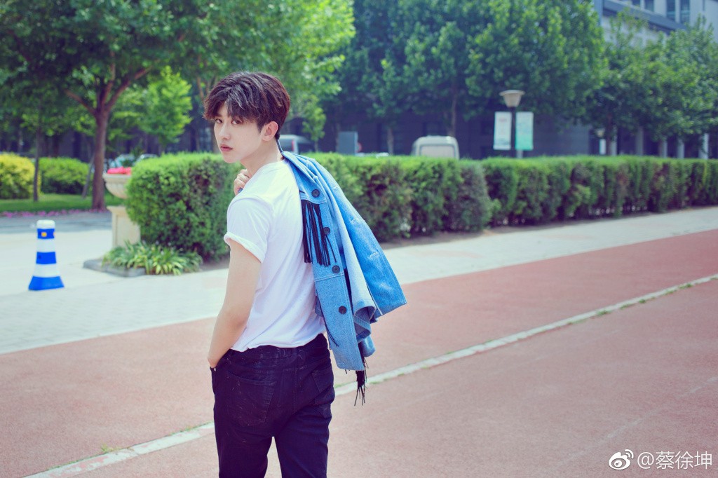 Th&aacute;i Từ Kh&ocirc;n: Ch&agrave;ng &ldquo;center quốc d&acirc;n&rdquo; khiến chị em xứ Trung phải &ocirc;m tim h&uacute; h&eacute;t l&agrave; ai? - Ảnh 8.