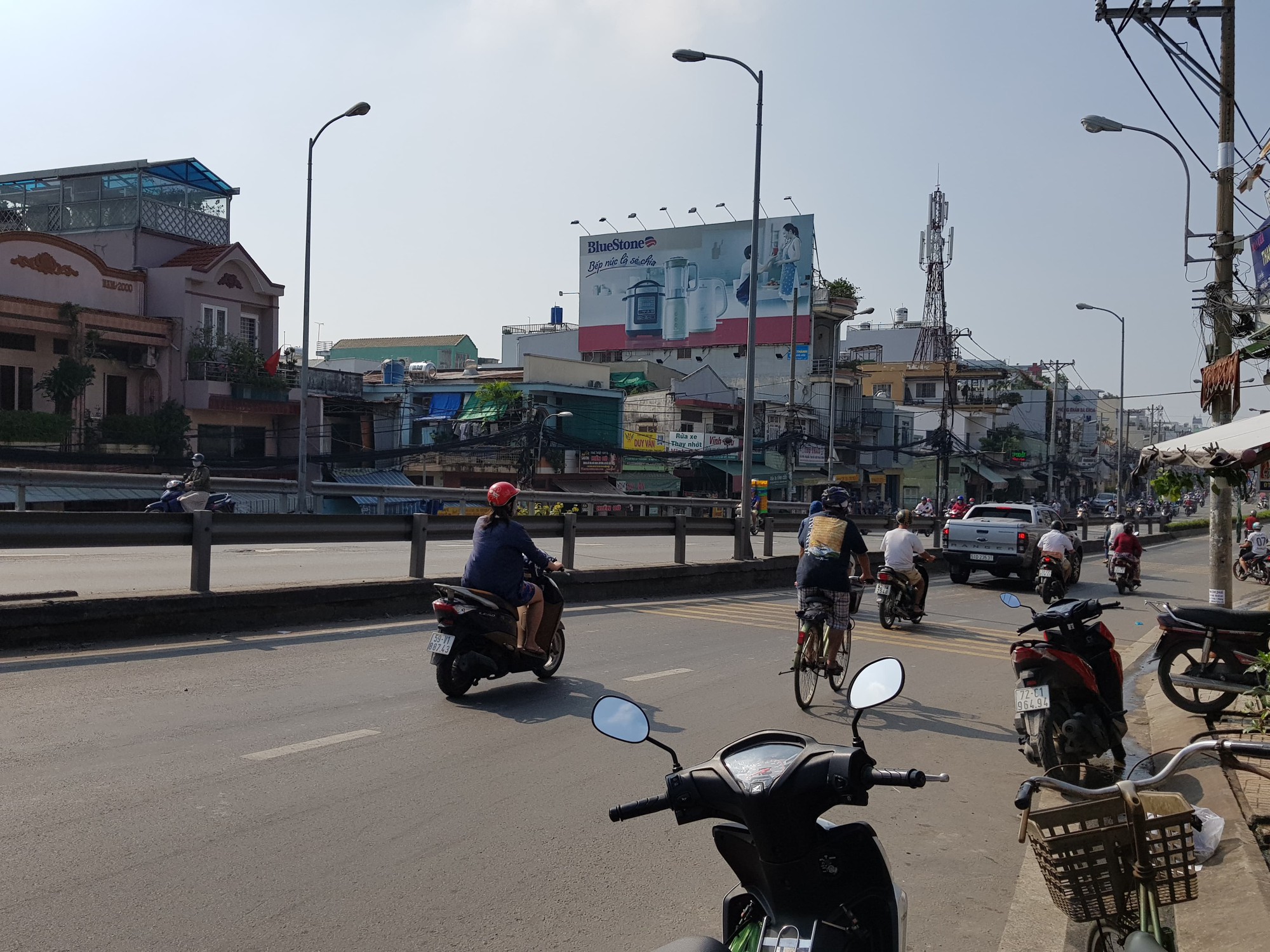Tạm giữ 10 đối tượng trong nhóm giang hồ cầm mã tấu đuổi chém kinh hoàng trên cầu Nhị Thiên Đường ở Sài Gòn - Ảnh 2. Tạm giữ 10 đối tượng trong nhóm giang hồ cầm mã tấu đuổi chém kinh hoàng trên cầu Nhị Thiên Đường ở Sài Gòn - Ảnh 2.