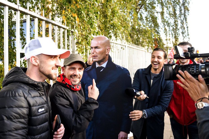 Nhà đài hết hồn khi Mourinho hất nước vào máy quay truyền hình - Ảnh 1. Nhà đài hết hồn khi Mourinho hất nước vào máy quay truyền hình - Ảnh 1.