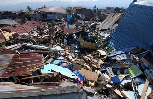 Một tuần sau thảm họa kép, Indonesia đối mặt với dịch bệnh và bất ổn - Ảnh 1.
