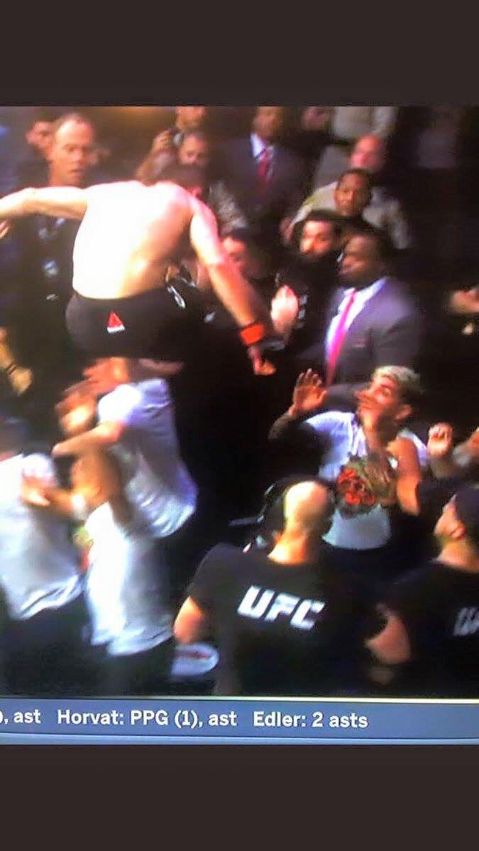Đánh lén McGregor, ba thành viên trong đội của Độc cô cầu bại Khabib phải trả giá đắt - Ảnh 4. Đánh lén McGregor, ba thành viên trong đội của Độc cô cầu bại Khabib phải trả giá đắt - Ảnh 4.