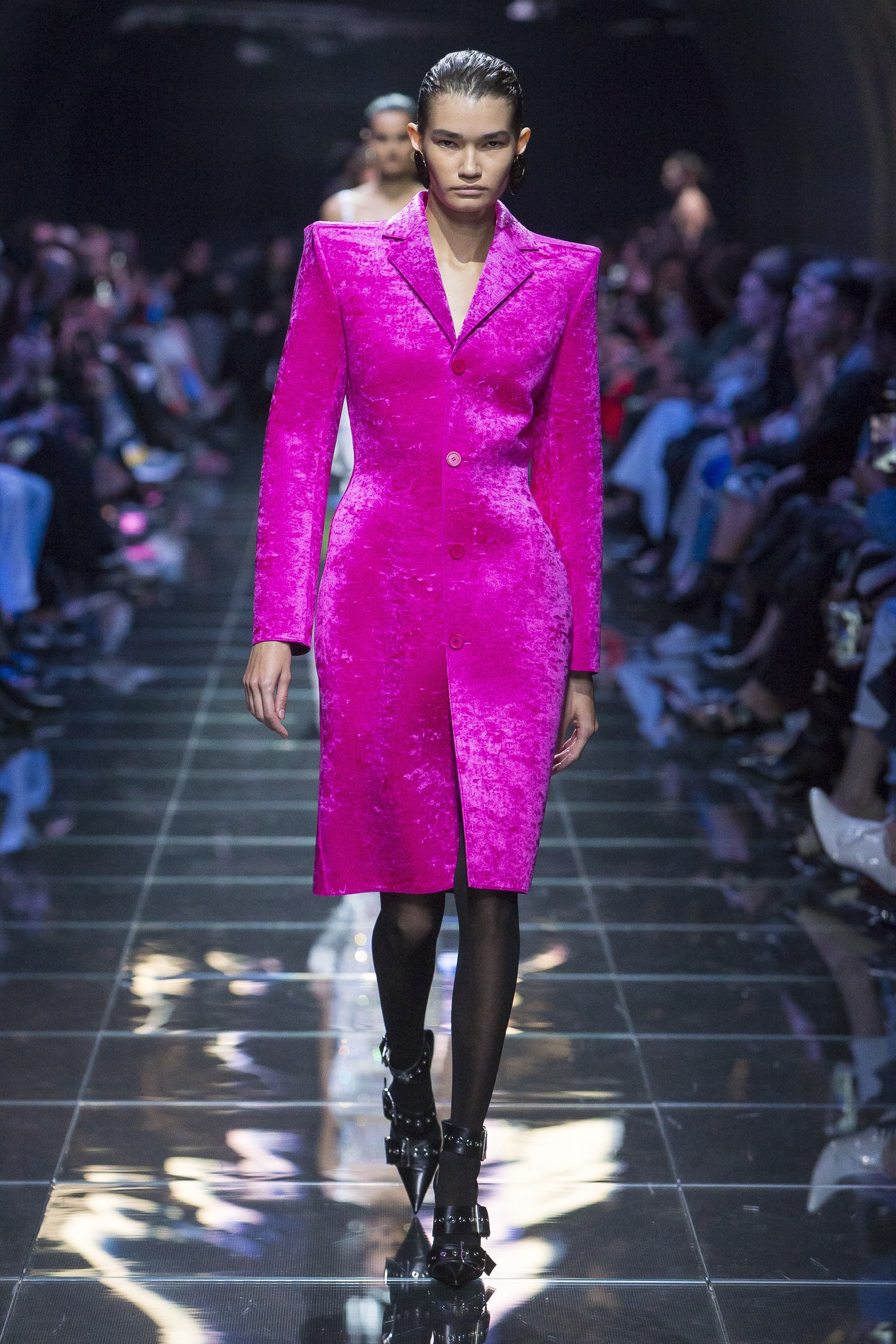 Top BST đỉnh nhất Paris Fashion Week do Vogue Mỹ chọn: Chanel vẫn an tọa, Gucci và Dior thì mất hút - Ảnh 3. Top BST đỉnh nhất Paris Fashion Week do Vogue Mỹ chọn: Chanel vẫn an tọa, Gucci và Dior thì mất hút - Ảnh 3.