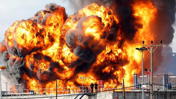 Nổ gây cháy lớn tại nhà máy lọc dầu ở Canada - Ảnh 1.