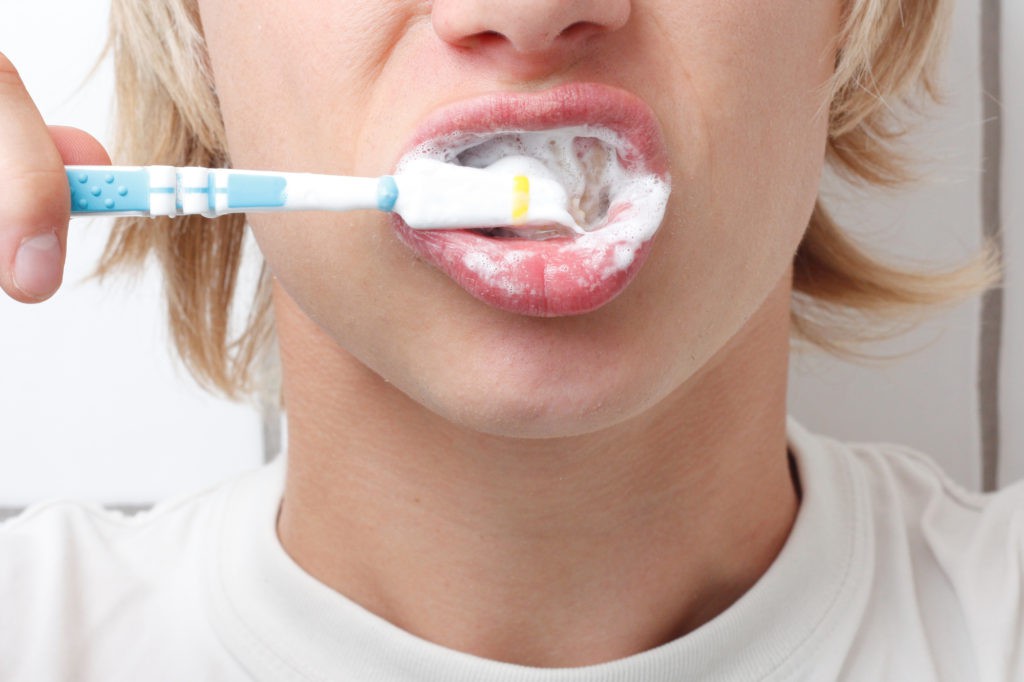 5 thói quen xấu khi đánh răng khiến hàm răng chẳng mấy mà hư hỏng - Ảnh 2.