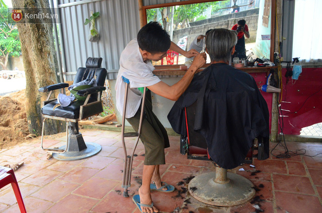 Vợ bỏ đi, người chồng tàn tật ở Hà Tĩnh chống nạng cắt tóc nuôi 4 đứa con thơ - Ảnh 1.