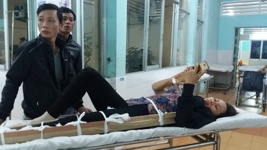 Xe kh&aacute;ch t&ocirc;ng xe b&aacute;n tải, 7 người thương vong - Ảnh 1.
