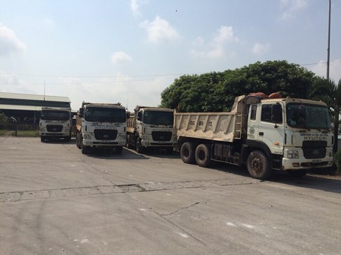 14 xe tải d&agrave;n h&agrave;ng tr&ecirc;n Quốc lộ, t&agrave;i xế giật giấy tờ tr&ecirc;n b&agrave;n CSGT - Ảnh 2.