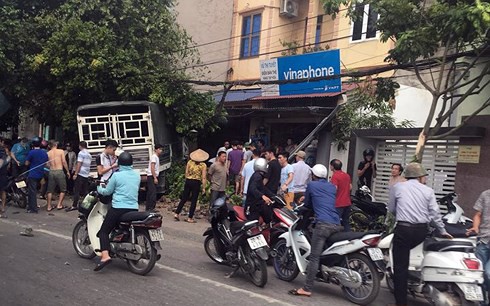 Đứng chờ xe bu&yacute;t, một phụ nữ bị xe tải đ&acirc;m tử vong - Ảnh 1.