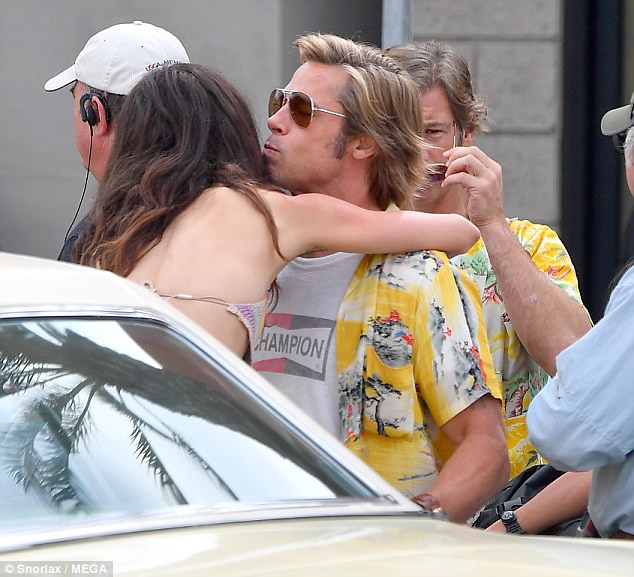 Angelina Jolie lòng đau nhói khi nhìn Brad Pitt ôm thân mật với bạn diễn nữ? - Ảnh 2.