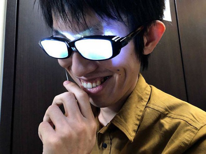 Chàng trai Nhật Bản tự chế kính mắt phát sáng, đeo vào trông chẳng khác gì nhân vật bước ra từ Conan - Ảnh 3.