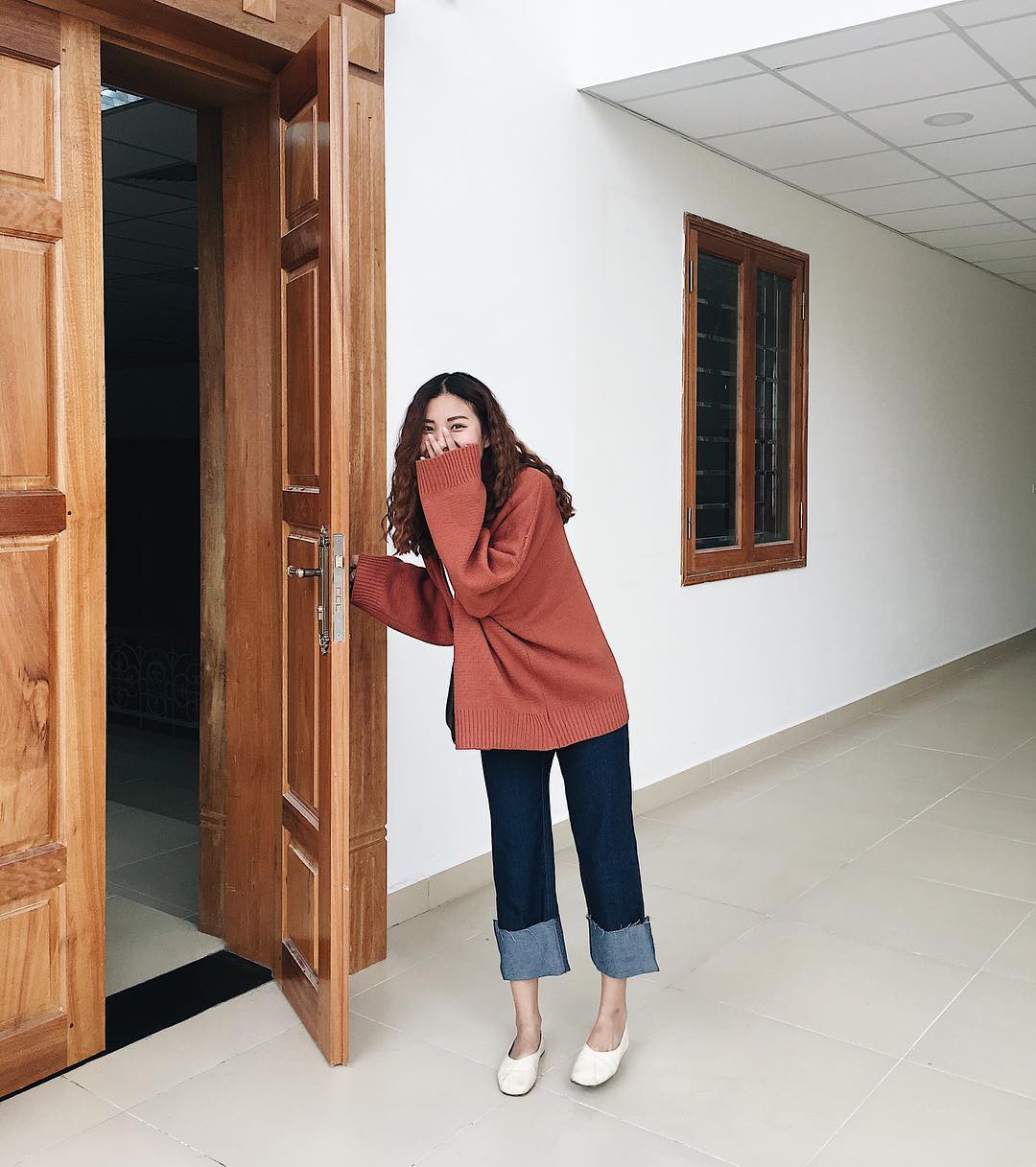 Quần jeans ống rộng gập gấu: kh&ocirc;ng phải người ta tr&oacute;t mua quần d&agrave;i rồi xắn l&ecirc;n cho ngắn đ&acirc;u, l&agrave; hot trend đấy! - Ảnh 9.