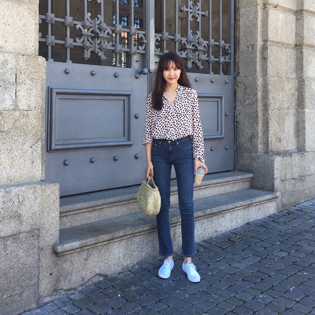 Năm nay nếu định sắm skinny jeans, bạn đừng mua loại bó chịt mà hãy chọn dáng ôm vừa phải như thế này mới là đúng mốt 2018 - Ảnh 8.