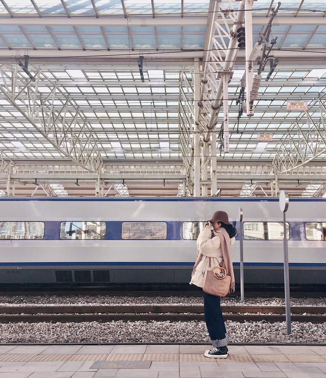 Quần jeans ống rộng gập gấu: kh&ocirc;ng phải người ta tr&oacute;t mua quần d&agrave;i rồi xắn l&ecirc;n cho ngắn đ&acirc;u, l&agrave; hot trend đấy! - Ảnh 11.