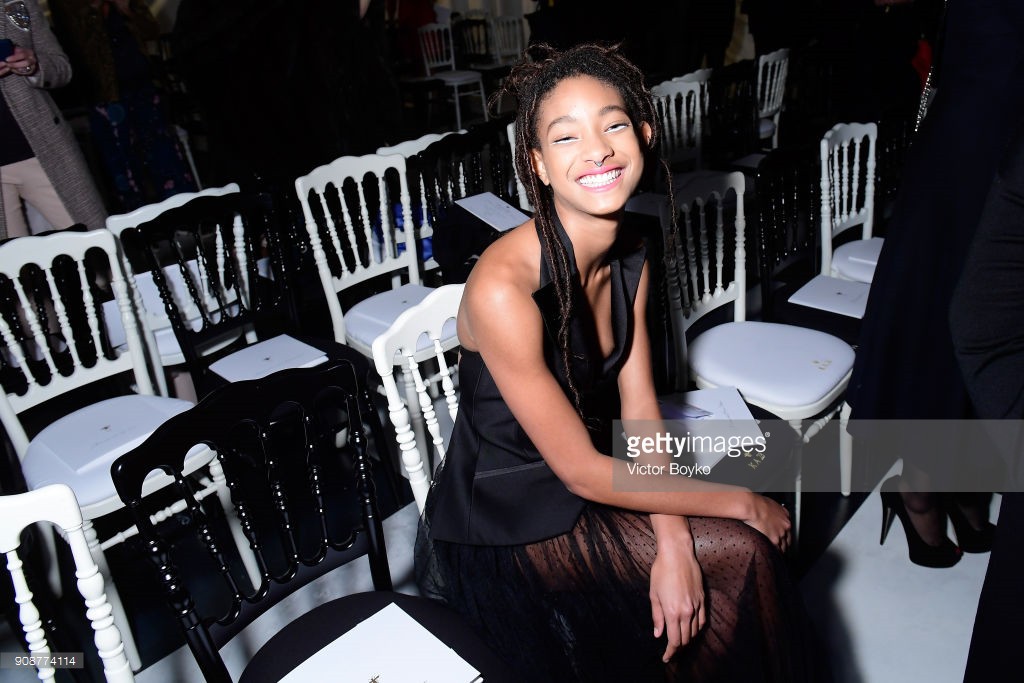 Dự show Dior, Song Hye Kyo may mà quá đẹp mới đỡ được style sến khó tả - Ảnh 11.