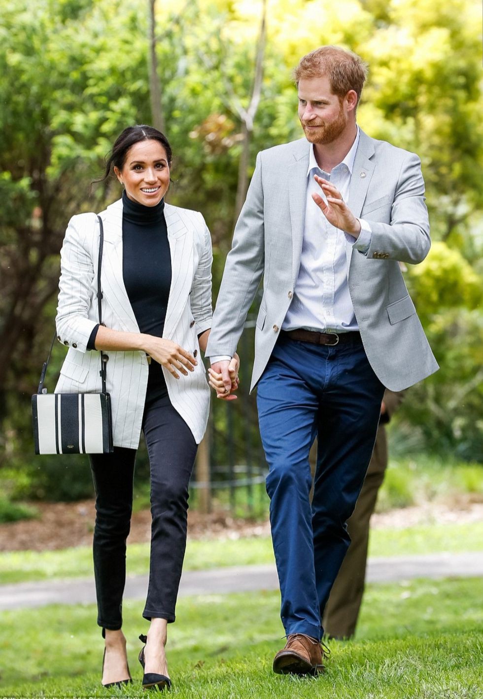 Chỉ trong 16 ngày công du, Công nương Meghan Markle đã diện tận 40 bộ đồ với tổng trị giá lên tới 3,5 tỉ VNĐ - Ảnh 9. Chỉ trong 16 ngày công du, Công nương Meghan Markle đã diện tận 40 bộ đồ với tổng trị giá lên tới 3,5 tỉ VNĐ - Ảnh 9.