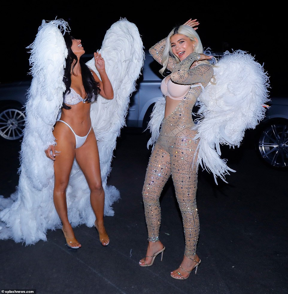 Ngôi nữ hoàng Halloween 2018 thuộc về chị em Kardashian với màn hóa trang thiên thần Victorias Secret đẹp xuất sắc! - Ảnh 6.