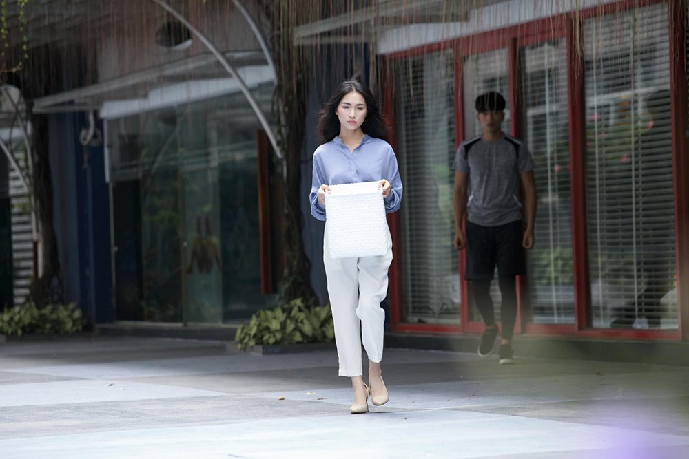 Đạt 3,5 triệu view và dẫn đầu top trending Youtube sau 1 ngày, sức hút MV Chấp nhận của Hoà Minzy đến từ đâu? - Ảnh 5. Đạt 3,5 triệu view và dẫn đầu top trending Youtube sau 1 ngày, sức hút MV Chấp nhận của Hoà Minzy đến từ đâu? - Ảnh 5.