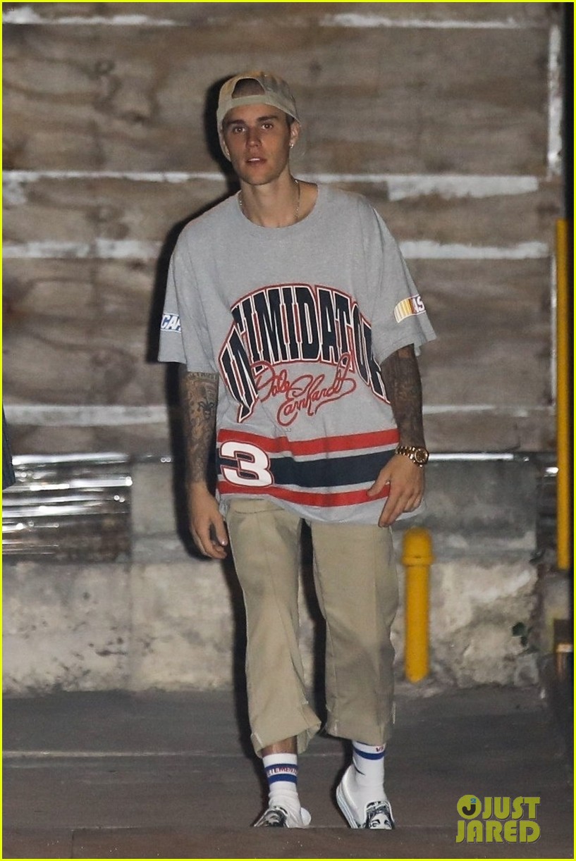 Justin Bieber xuất hiện đẹp trai sau khi cạo sạch tóc, không đi chơi Halloween mà cùng vợ đến nhà thờ - Ảnh 1. Justin Bieber xuất hiện đẹp trai sau khi cạo sạch tóc, không đi chơi Halloween mà cùng vợ đến nhà thờ - Ảnh 1.
