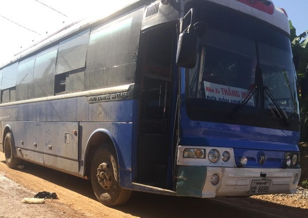 Trượt chân lúc lên xe, nữ sinh 17 tuổi bị xe khách cán chết thương tâm - Ảnh 1.