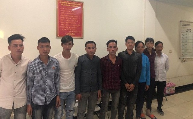 Triệu tập nhóm đánh giày, bán bánh rán kiểu trấn lột khách Tây ở Hồ Gươm - Ảnh 1.