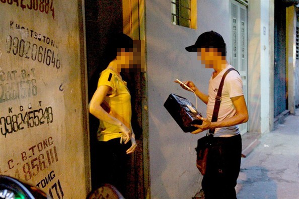 Khách đặt mua hàng 4 triệu, nhận về đôi giày bẩn và 1 hộp sữa: Các shop online đồng loạt cảnh báo hành vi lừa đảo của shipper - Ảnh 2. Khách đặt mua hàng 4 triệu, nhận về đôi giày bẩn và 1 hộp sữa: Các shop online đồng loạt cảnh báo hành vi lừa đảo của shipper - Ảnh 2.