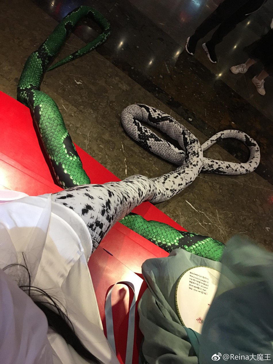 Bắt gặp Thanh Xà Bạch Xà đi mua trà sữa, nhận danh hiệu bộ đôi “chơi hết nút” nhất Halloween tại Trung Quốc năm nay - Ảnh 10.