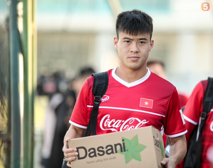 Bùi Tiến Dũng trước thềm AFF CUP 2018 diện găng tay và giày hồng - Ảnh 1.