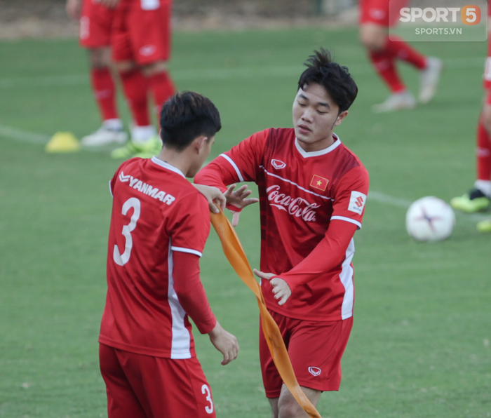 Bùi Tiến Dũng trước thềm AFF CUP 2018 diện găng tay và giày hồng - Ảnh 13.