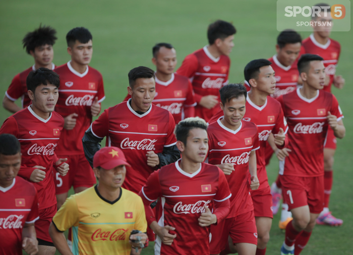 Bùi Tiến Dũng trước thềm AFF CUP 2018 diện găng tay và giày hồng - Ảnh 3.