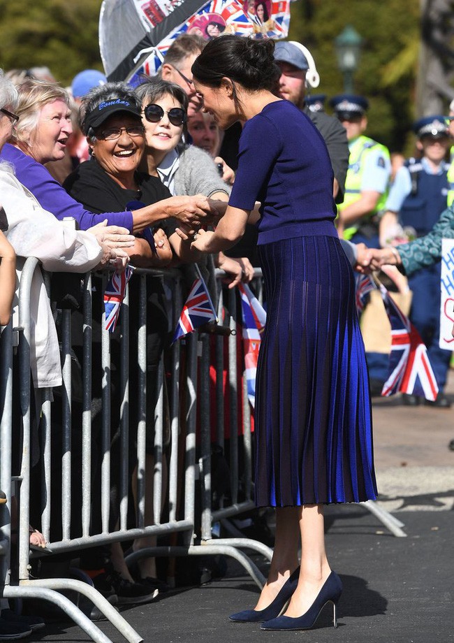 Là Công nương vẫn chưa hết “bạo”, Meghan Markle mặc váy xuyên thấu lộ nội y, khoe vòng 3 nóng bỏng trước bàn dân - Ảnh 4.