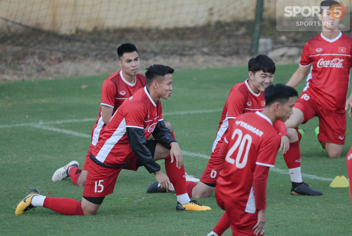 Bùi Tiến Dũng trước thềm AFF CUP 2018 diện găng tay và giày hồng - Ảnh 9.