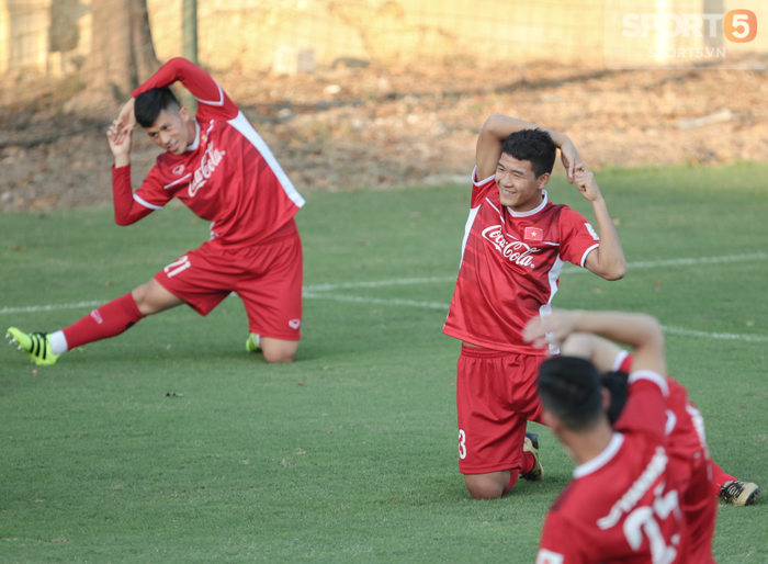 Bùi Tiến Dũng trước thềm AFF CUP 2018 diện găng tay và giày hồng - Ảnh 11.