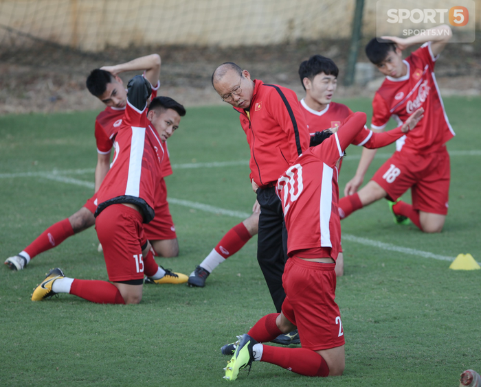 Bùi Tiến Dũng trước thềm AFF CUP 2018 diện găng tay và giày hồng - Ảnh 10.