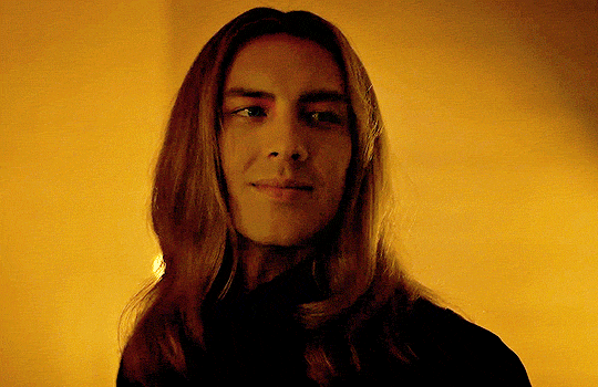 Chi&ecirc;m ngưỡng nhan sắc phi giới t&iacute;nh của so&aacute;i quỷ phản diện trong American Horror Story - Ảnh 4.