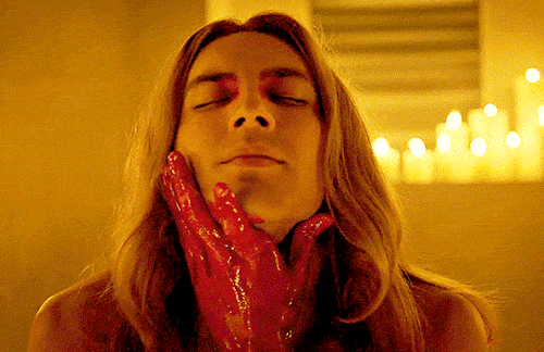 Chi&ecirc;m ngưỡng nhan sắc phi giới t&iacute;nh của so&aacute;i quỷ phản diện trong American Horror Story - Ảnh 8.