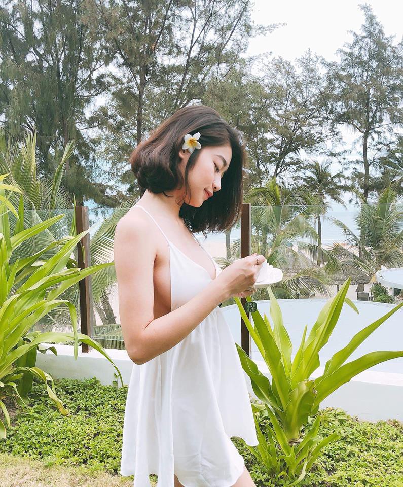 Danh tính cô gái trong bức ảnh được 2 chú chó bảo kê, gây sốt vì vóc dáng nhìn từ phía sau quá nóng bỏng - Ảnh 2. Danh tính cô gái trong bức ảnh được 2 chú chó bảo kê, gây sốt vì vóc dáng nhìn từ phía sau quá nóng bỏng - Ảnh 2.
