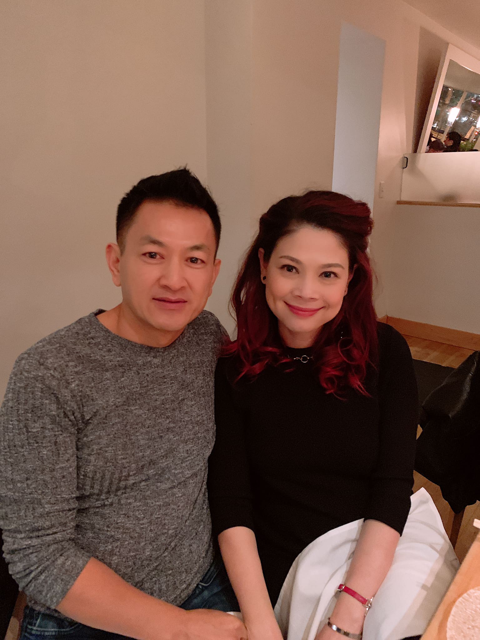 Kỷ niệm 2 năm yêu nhau, ông xã Thanh Thảo lãng mạn tới mức mặc lại chiếc áo của ngày đầu gặp gỡ để thể hiện tình cảm - Ảnh 2. Kỷ niệm 2 năm yêu nhau, ông xã Thanh Thảo lãng mạn tới mức mặc lại chiếc áo của ngày đầu gặp gỡ để thể hiện tình cảm - Ảnh 2.