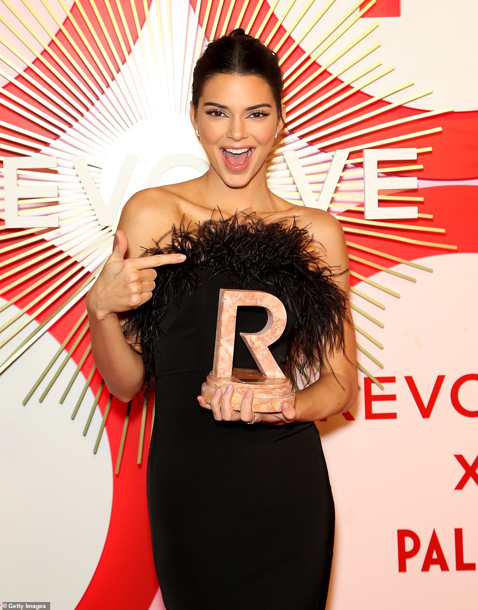 Kendall Jenner thôi miên dân tình với nhan sắc đẹp nao lòng, nhưng bỗng gặp một đối thủ quyến rũ không kém - Ảnh 2. Kendall Jenner thôi miên dân tình với nhan sắc đẹp nao lòng, nhưng bỗng gặp một đối thủ quyến rũ không kém - Ảnh 2.