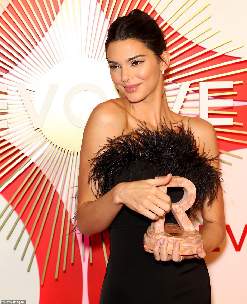 Kendall Jenner thôi miên dân tình với nhan sắc đẹp nao lòng, nhưng bỗng gặp một đối thủ quyến rũ không kém - Ảnh 3. Kendall Jenner thôi miên dân tình với nhan sắc đẹp nao lòng, nhưng bỗng gặp một đối thủ quyến rũ không kém - Ảnh 3.