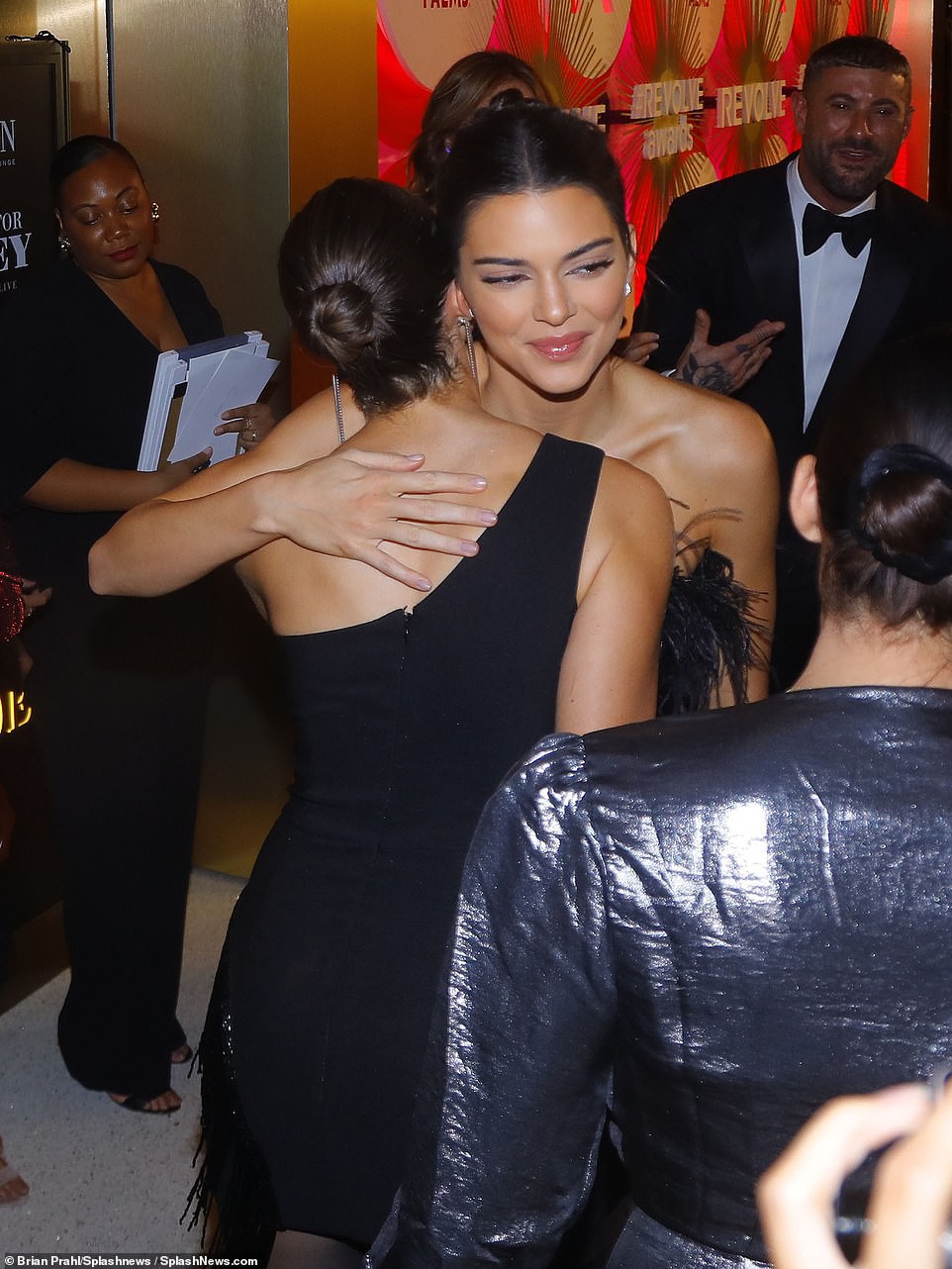 Kendall Jenner thôi miên dân tình với nhan sắc đẹp nao lòng, nhưng bỗng gặp một đối thủ quyến rũ không kém - Ảnh 15. Kendall Jenner thôi miên dân tình với nhan sắc đẹp nao lòng, nhưng bỗng gặp một đối thủ quyến rũ không kém - Ảnh 15.