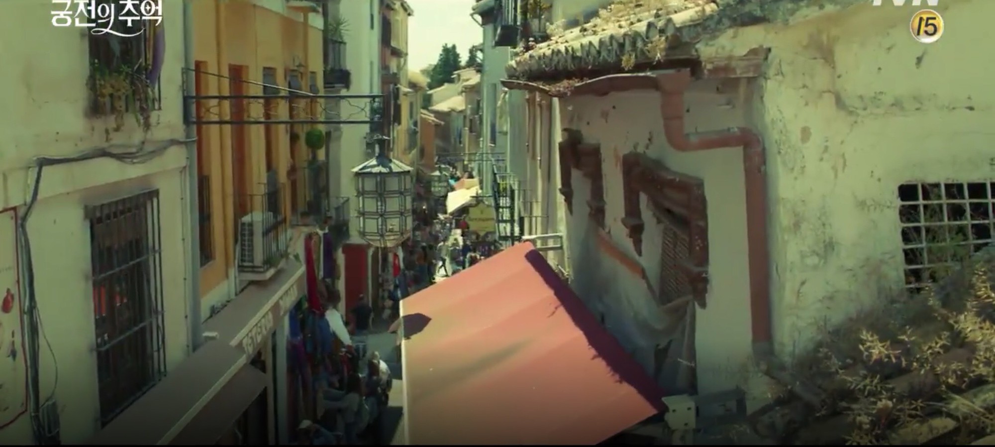 Park Shin Hye trùm khăn đỏ huyền bí trong teaser Memories of the Alhambra vừa tung nóng hổi - Ảnh 13. Park Shin Hye trùm khăn đỏ huyền bí trong teaser Memories of the Alhambra vừa tung nóng hổi - Ảnh 13.