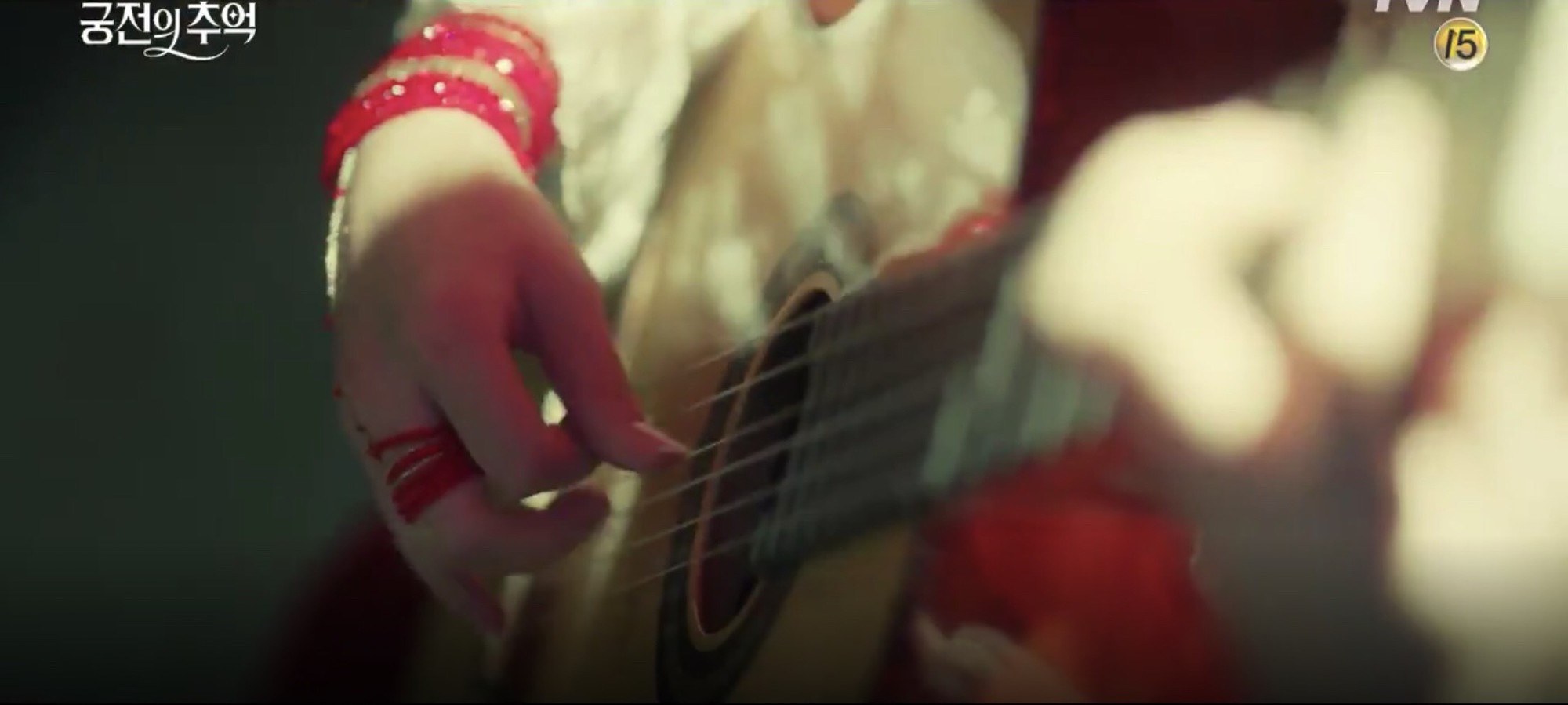 Park Shin Hye trùm khăn đỏ huyền bí trong teaser Memories of the Alhambra vừa tung nóng hổi - Ảnh 14. Park Shin Hye trùm khăn đỏ huyền bí trong teaser Memories of the Alhambra vừa tung nóng hổi - Ảnh 14.