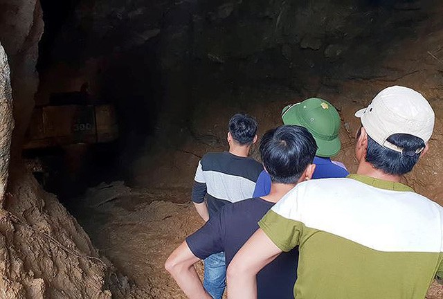 Cứu hộ 2 nạn nh&acirc;n trong vụ sập hầm v&agrave;ng tr&aacute;i ph&eacute;p ở H&ograve;a B&igrave;nh: Kh&oacute; c&ograve;n hy vọng sống - Ảnh 1.