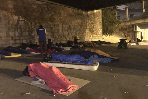 Người tị nạn vô gia cư trở thành đích ngắm của tội phạm ở thủ đô Paris - Ảnh 1.