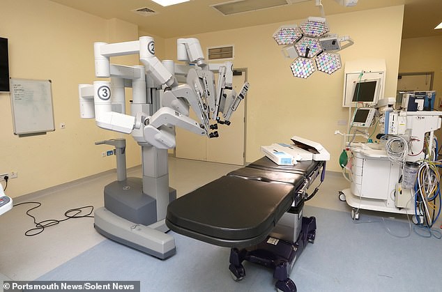 Vụ việc chấn động ở Anh đi đến hồi kết: Robot lên cơn làm bệnh nhân tử vong, hóa ra bác sỹ không biết điều khiển - Ảnh 1.