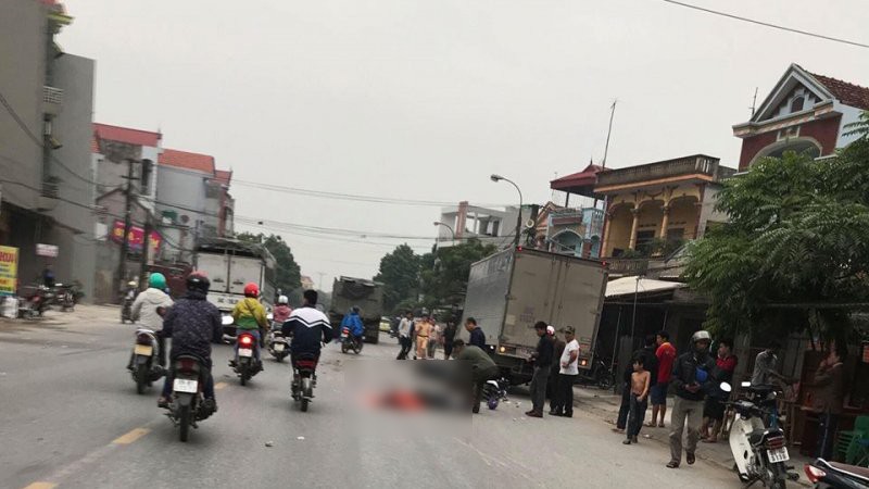 Tránh xe tải đậu bên đường, 3 người đi xe máy thương vong - Ảnh 1. Tránh xe tải đậu bên đường, 3 người đi xe máy thương vong - Ảnh 1.