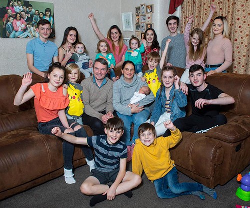 Cặp vợ chồng đông con nhất nước Anh chào đón em bé thứ 21 - Ảnh 1.
